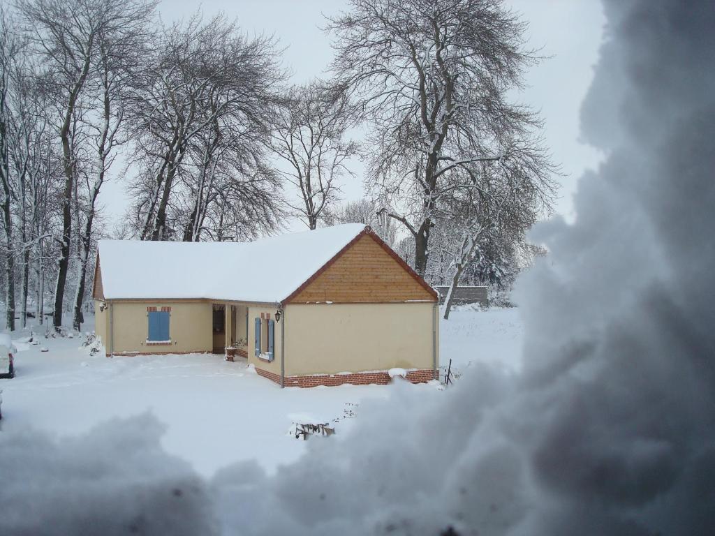 Les Charmilles Bed & Breakfast Auchy-la-Montagne Exterior photo